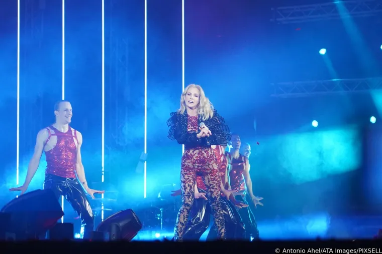 Jelena Rozga u crvenom čipkastom kombinezonu raspametila Beograđane: Dokazala za&scaron;to je kraljica Balkana