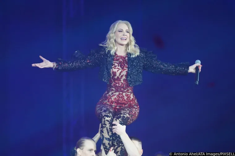 Jelena Rozga u crvenom čipkastom kombinezonu raspametila Beograđane: Dokazala za&scaron;to je kraljica Balkana