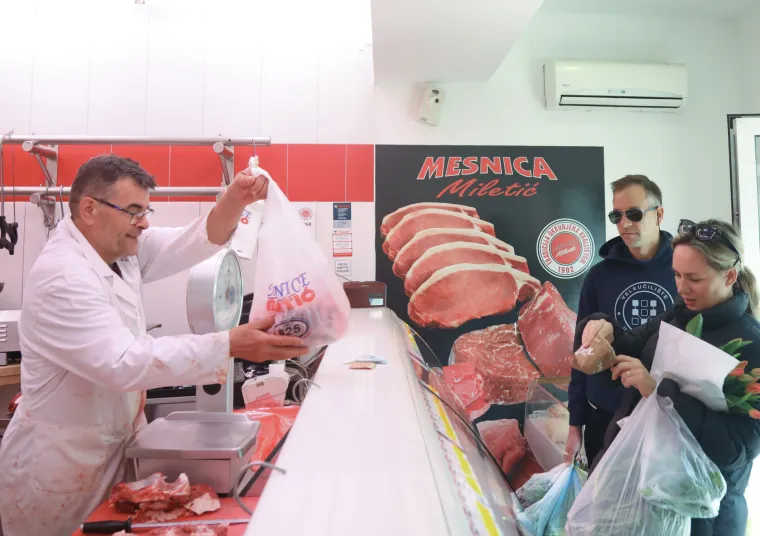 Koga čega: Janjetine! U Šibeniku navala na mesnice, zna se koje je meso na trpezi za Uskrs