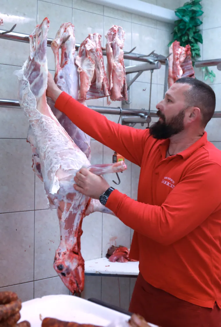 Koga čega: Janjetine! U Šibeniku navala na mesnice, zna se koje je meso na trpezi za Uskrs