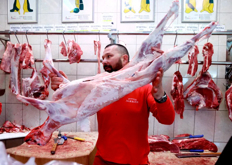 Koga čega: Janjetine! U Šibeniku navala na mesnice, zna se koje je meso na trpezi za Uskrs