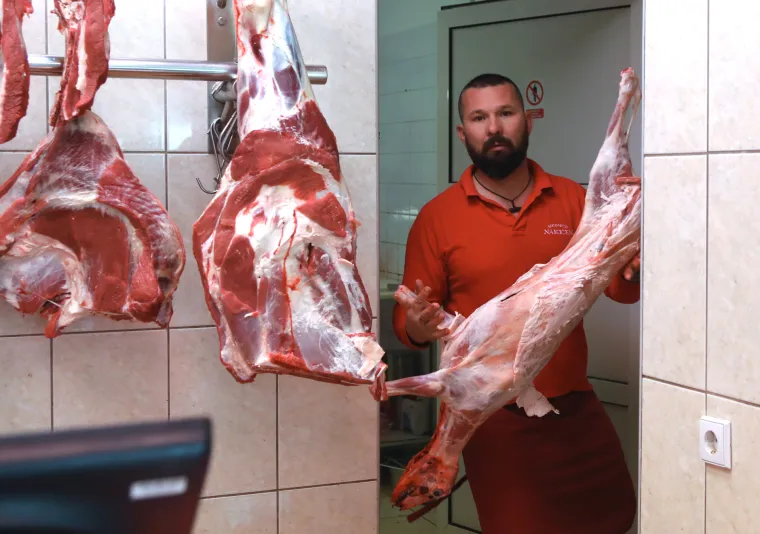 Koga čega: Janjetine! U Šibeniku navala na mesnice, zna se koje je meso na trpezi za Uskrs