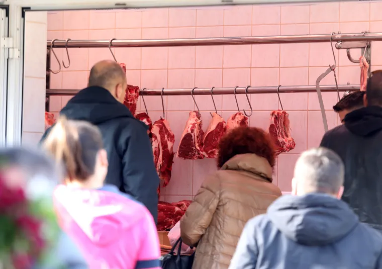 Koga čega: Janjetine! U &Scaron;ibeniku navala na mesnice, zna se koje je meso na trpezi za Uskrs