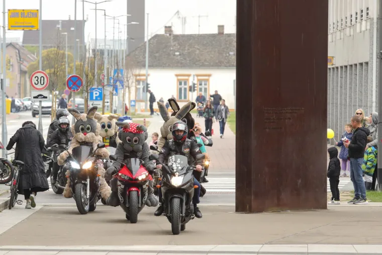 Koja sreća i koje uzbuđenje za najmlađe Osječane!Moto Zeke dojurili na motorima i dijelili slatki&scaron;e