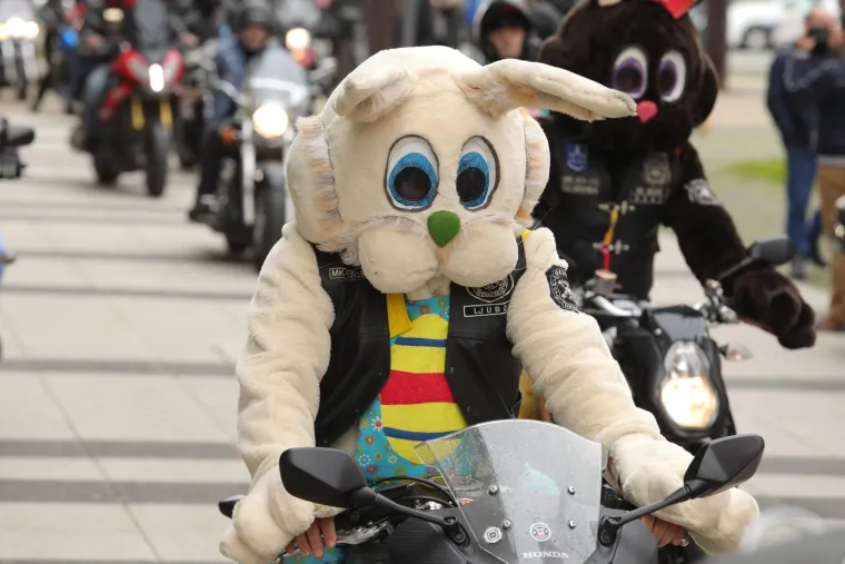 Koja sreća i koje uzbuđenje za najmlađe Osječane!Moto Zeke dojurili na motorima i dijelili slatki&scaron;e