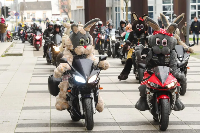 Koja sreća i koje uzbuđenje za najmlađe Osječane!Moto Zeke dojurili na motorima i dijelili slatki&scaron;e