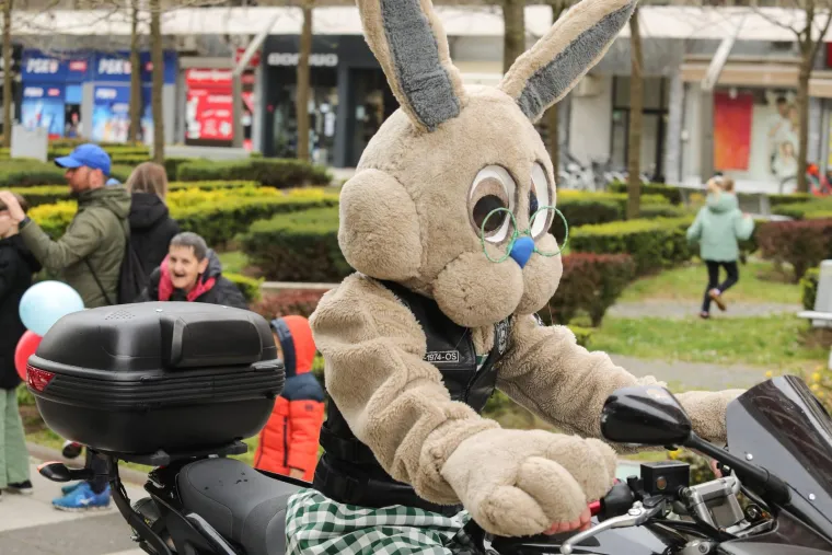 Koja sreća i koje uzbuđenje za najmlađe Osječane!Moto Zeke dojurili na motorima i dijelili slatki&scaron;e