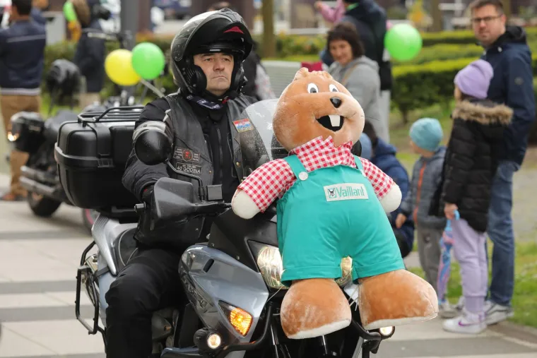 Koja sreća i koje uzbuđenje za najmlađe Osječane!Moto Zeke dojurili na motorima i dijelili slatki&scaron;e
