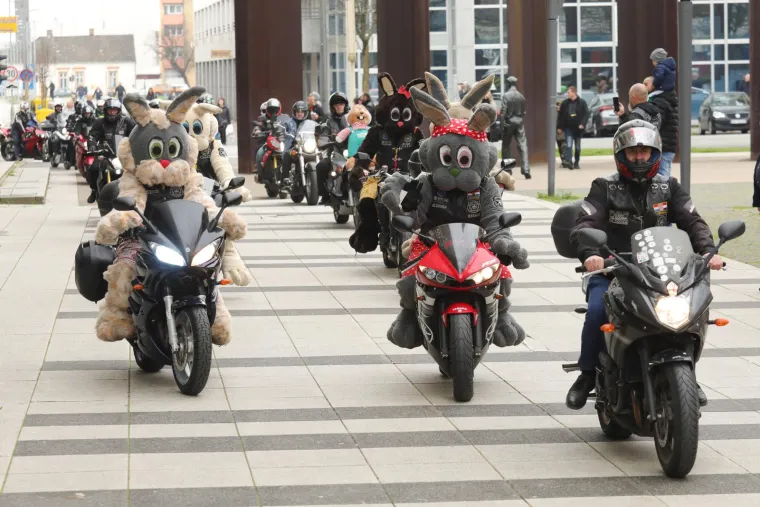 Koja sreća i koje uzbuđenje za najmlađe Osječane!Moto Zeke dojurili na motorima i dijelili slatki&scaron;e