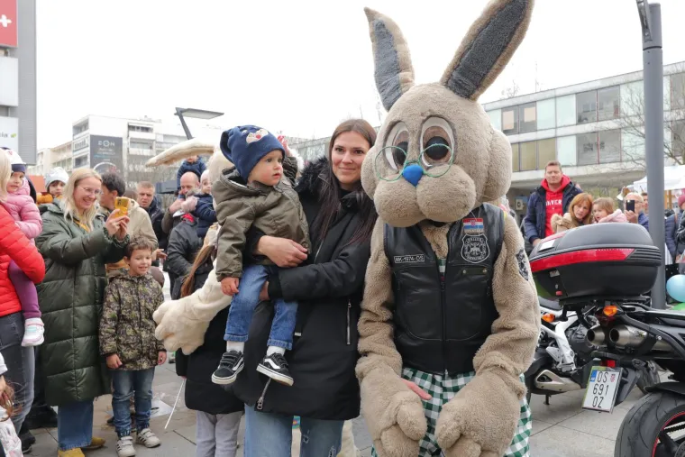 Koja sreća i koje uzbuđenje za najmlađe Osječane!Moto Zeke dojurili na motorima i dijelili slatki&scaron;e