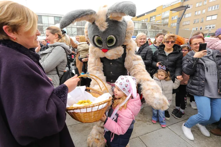 Koja sreća i koje uzbuđenje za najmlađe Osječane!Moto Zeke dojurili na motorima i dijelili slatki&scaron;e