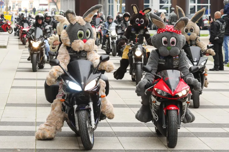 Koja sreća i koje uzbuđenje za najmlađe Osječane!Moto Zeke dojurili na motorima i dijelili slatki&scaron;e