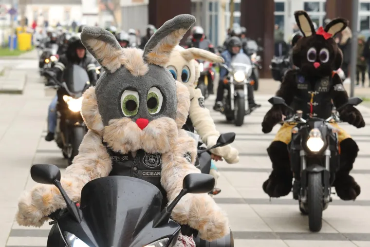 Koja sreća i koje uzbuđenje za najmlađe Osječane!Moto Zeke dojurili na motorima i dijelili slatki&scaron;e