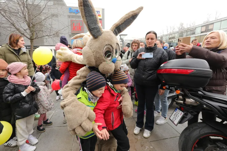 Koja sreća i koje uzbuđenje za najmlađe Osječane!Moto Zeke dojurili na motorima i dijelili slatki&scaron;e