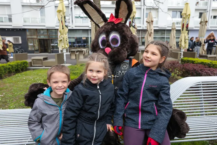 Koja sreća i koje uzbuđenje za najmlađe Osječane!Moto Zeke dojurili na motorima i dijelili slatki&scaron;e
