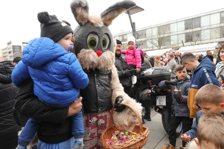 Koja sreća i koje uzbuđenje za najmlađe Osječane!Moto Zeke dojurili na motorima i dijelili slatki&scaron;e
