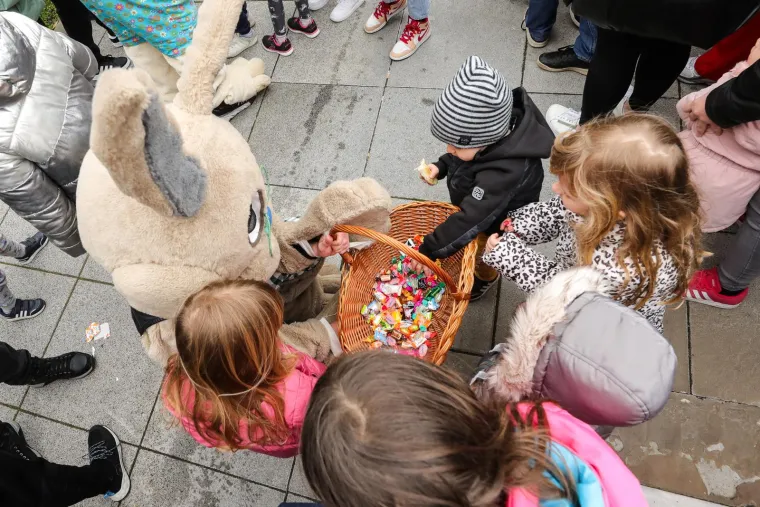 Koja sreća i koje uzbuđenje za najmlađe Osječane!Moto Zeke dojurili na motorima i dijelili slatki&scaron;e
