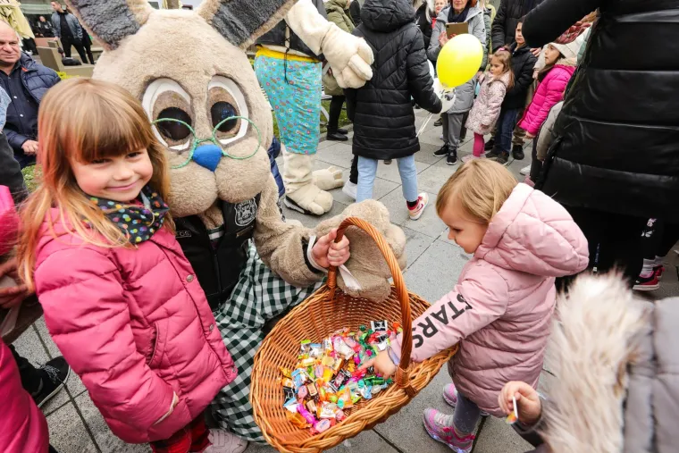 Koja sreća i koje uzbuđenje za najmlađe Osječane!Moto Zeke dojurili na motorima i dijelili slatki&scaron;e