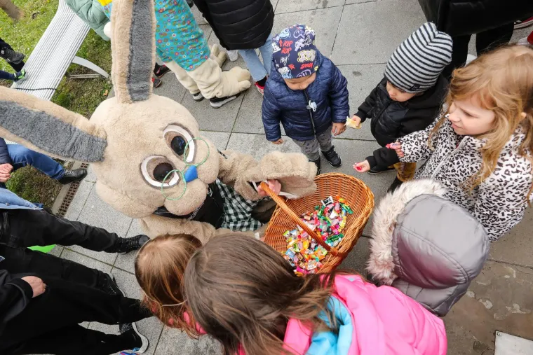 Koja sreća i koje uzbuđenje za najmlađe Osječane!Moto Zeke dojurili na motorima i dijelili slatki&scaron;e