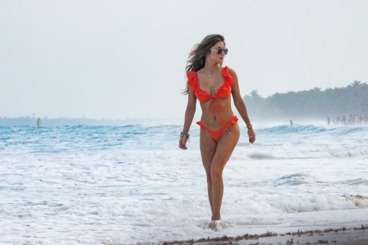 Poze ljepotica 'teške' 3,6 milijuna eura u minijaturnom badiću na plaži nisu za svačije oči: 'Tako vruće'