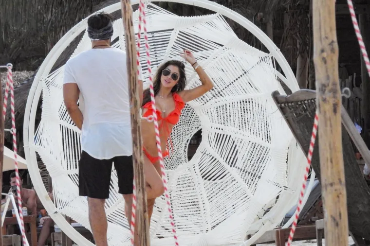 Poze ljepotica 'teške' 3,6 milijuna eura u minijaturnom badiću na plaži nisu za svačije oči: 'Tako vruće'