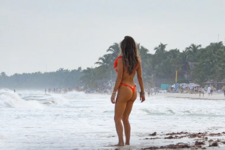 Poze ljepotica 'te&scaron;ke' 3,6 milijuna eura u minijaturnom badiću na plaži nisu za svačije oči: 'Tako vruće'