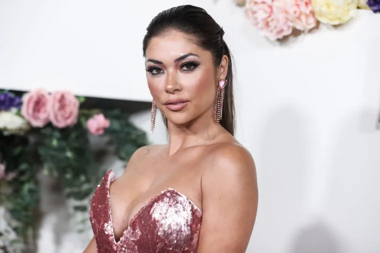 Poze ljepotica 'te&scaron;ke' 3,6 milijuna eura u minijaturnom badiću na plaži nisu za svačije oči: 'Tako vruće'