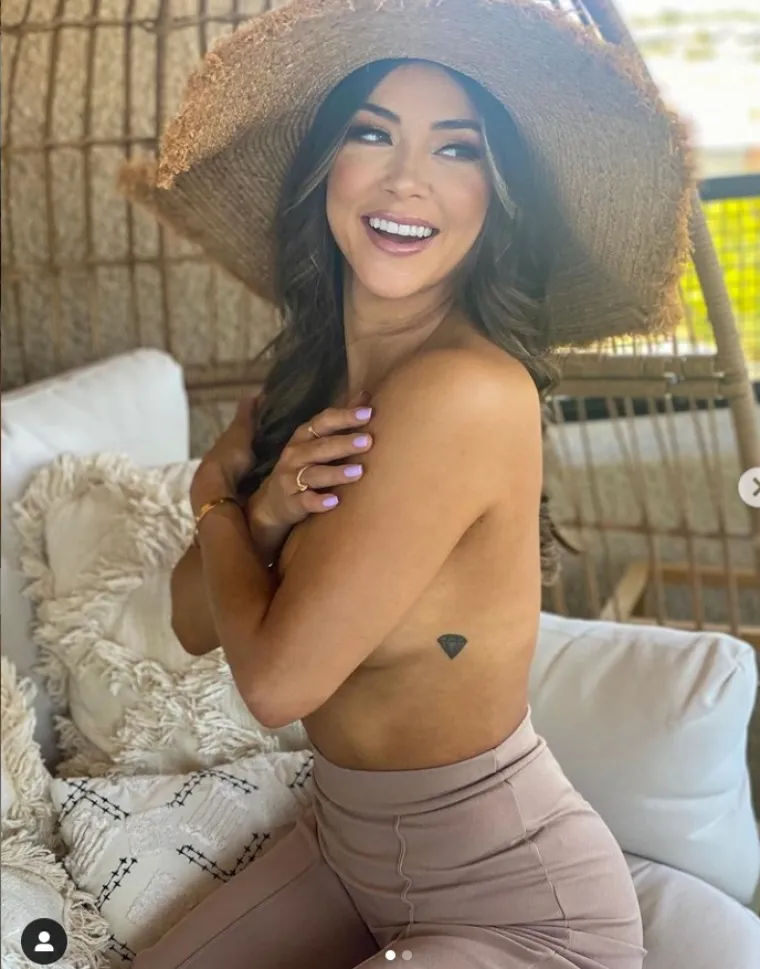 Poze ljepotica 'te&scaron;ke' 3,6 milijuna eura u minijaturnom badiću na plaži nisu za svačije oči: 'Tako vruće'