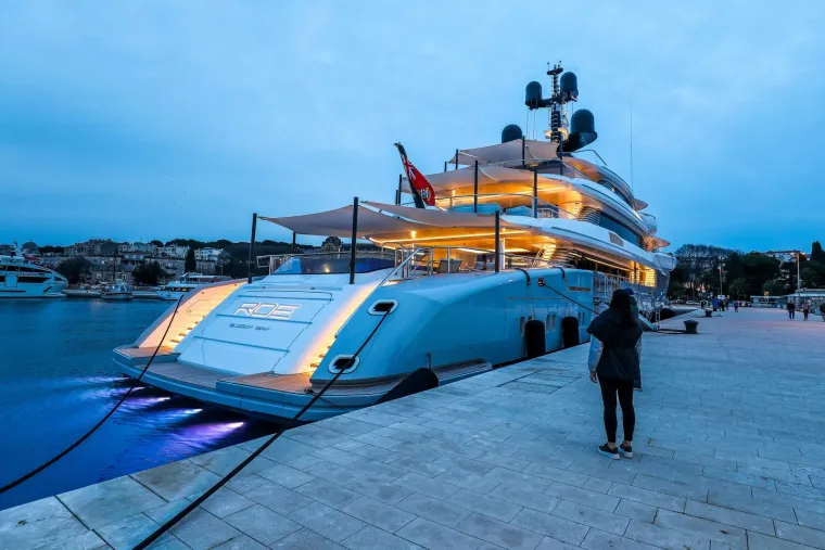 Luksuzna jahta uplovila je u pulsku luku: Fotograf uspio uloviti jedan neuobičajen detalj