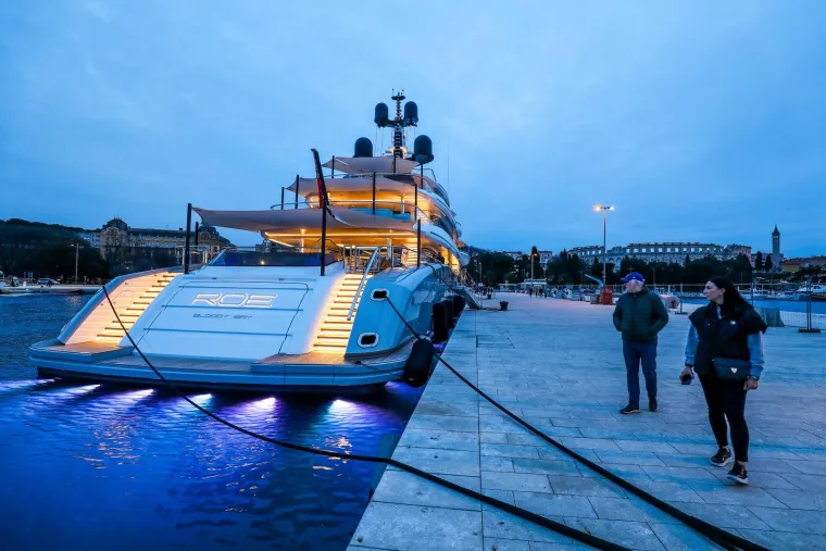 Luksuzna jahta uplovila je u pulsku luku: Fotograf uspio uloviti jedan neuobičajen detalj