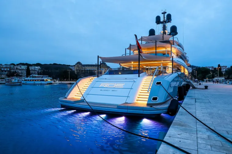 Luksuzna jahta uplovila je u pulsku luku: Fotograf uspio uloviti jedan neuobičajen detalj