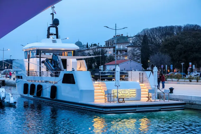 Luksuzna jahta uplovila je u pulsku luku: Fotograf uspio uloviti jedan neuobičajen detalj