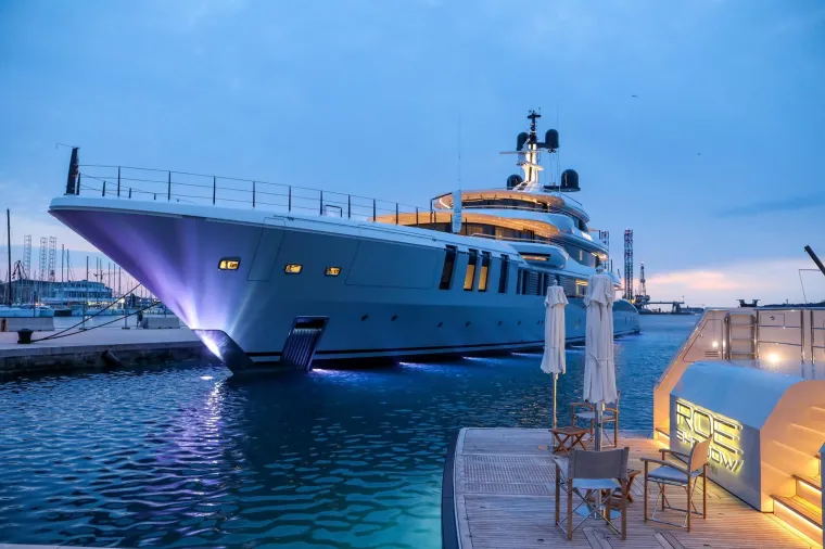 Luksuzna jahta uplovila je u pulsku luku: Fotograf uspio uloviti jedan neuobičajen detalj