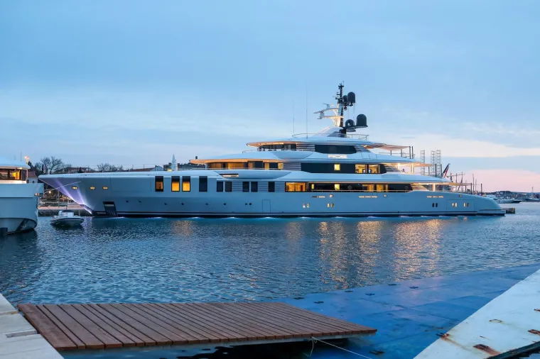 Luksuzna jahta uplovila je u pulsku luku: Fotograf uspio uloviti jedan neuobičajen detalj