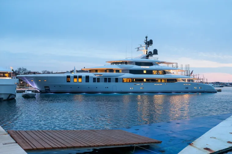 U pulsku luku uplovila luksuzna jahta ROE. Fotograf je uhvatio neobičan detalj