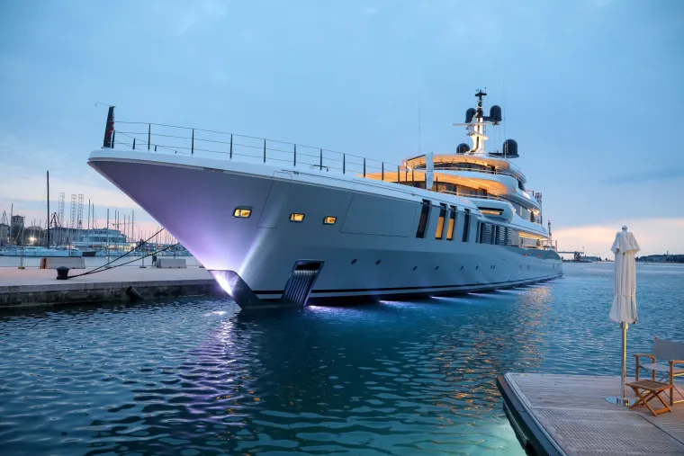 U pulsku luku uplovila luksuzna jahta ROE. Fotograf je uhvatio neobičan detalj