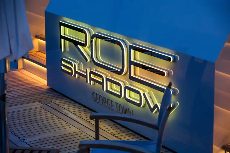 U pulsku luku uplovila luksuzna jahta ROE. Fotograf je uhvatio neobičan detalj