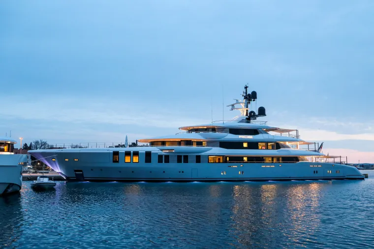 U pulsku luku uplovila luksuzna jahta ROE. Fotograf je uhvatio neobičan detalj