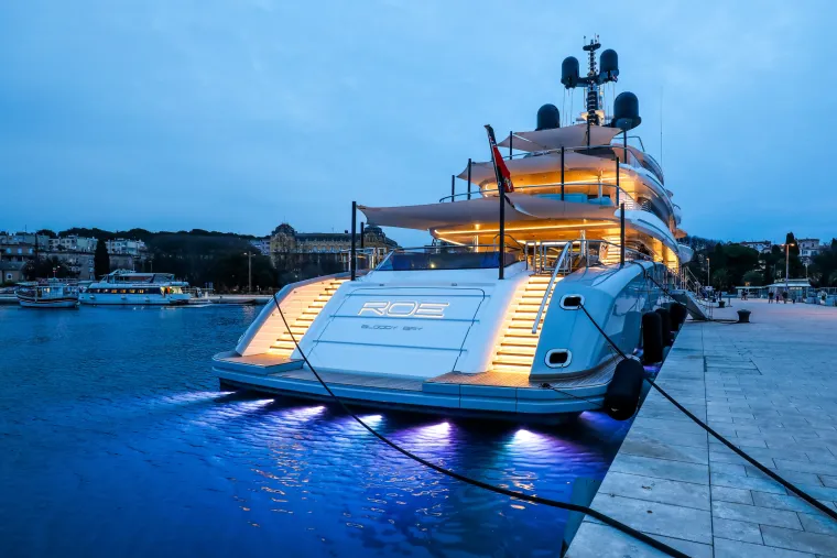 U pulsku luku uplovila luksuzna jahta ROE. Fotograf je uhvatio neobičan detalj