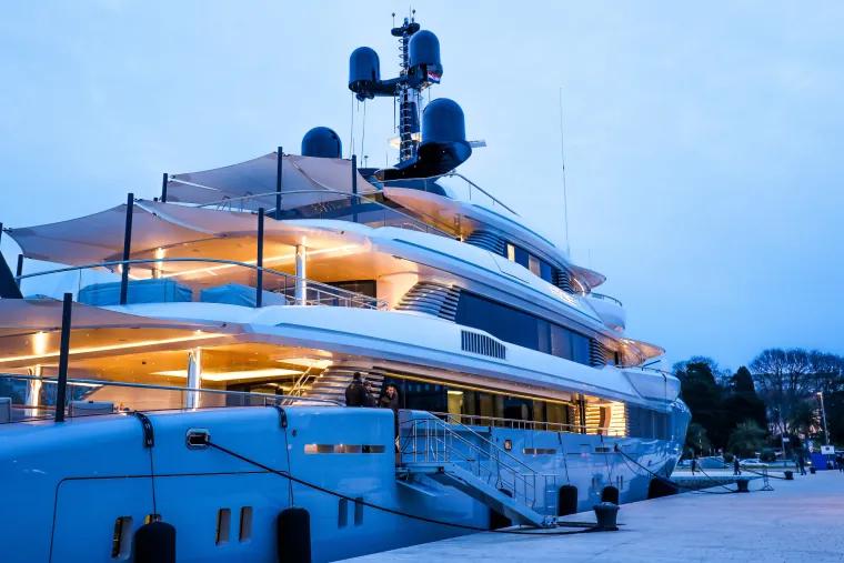 U pulsku luku uplovila luksuzna jahta ROE. Fotograf je uhvatio neobičan detalj