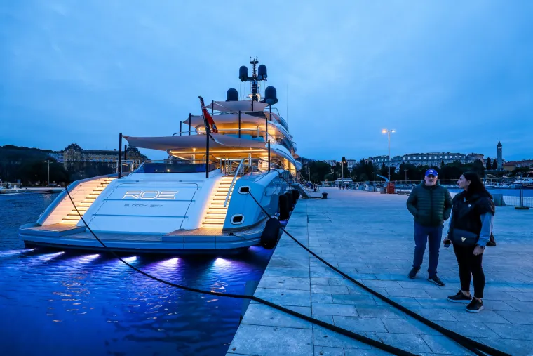 U pulsku luku uplovila luksuzna jahta ROE. Fotograf je uhvatio neobičan detalj