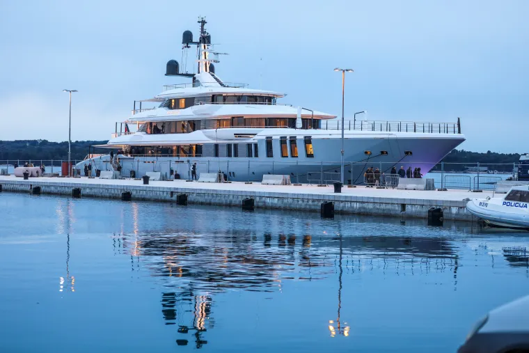 U pulsku luku uplovila luksuzna jahta ROE. Fotograf je uhvatio neobičan detalj