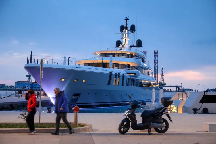 U pulsku luku uplovila luksuzna jahta ROE. Fotograf je uhvatio neobičan detalj