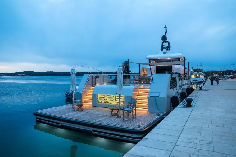 U pulsku luku uplovila luksuzna jahta ROE. Fotograf je uhvatio neobičan detalj