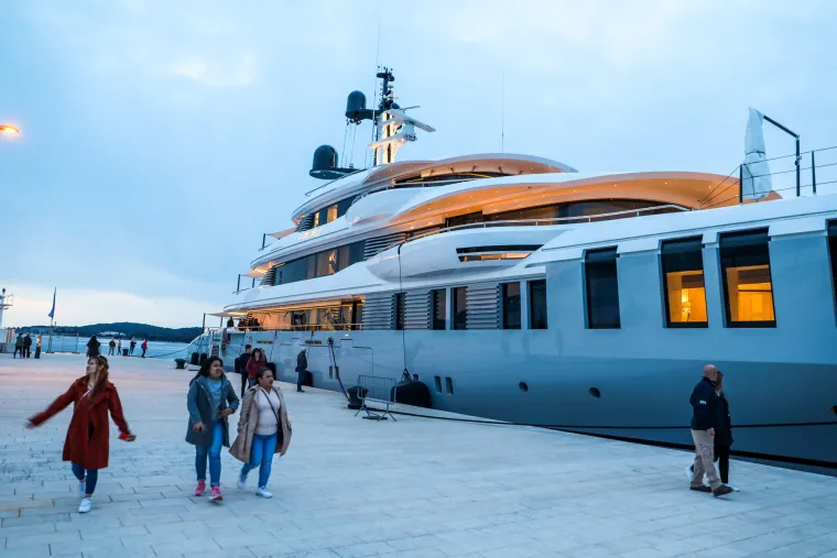 U pulsku luku uplovila luksuzna jahta ROE. Fotograf je uhvatio neobičan detalj