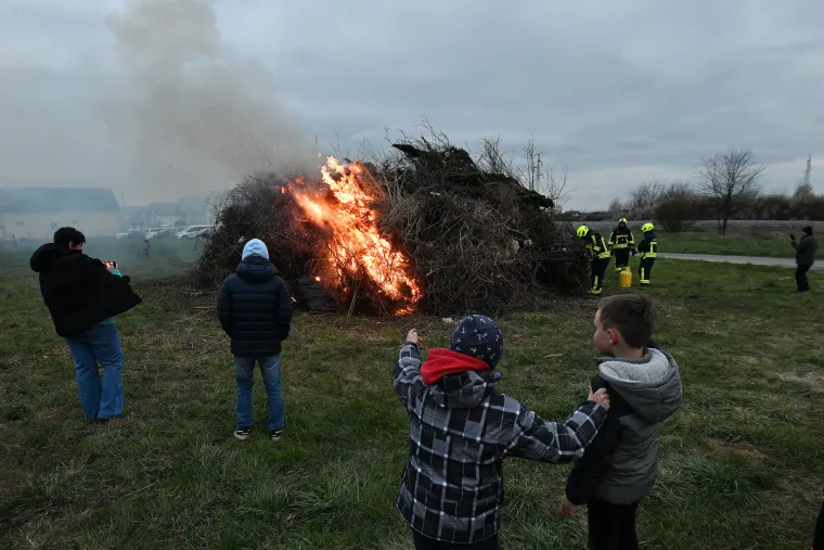 Pogledajte kako su večeras gorjeli krijesovi u međimurskom Strahonincu. Običaj je to poznat kao Vuzmenka