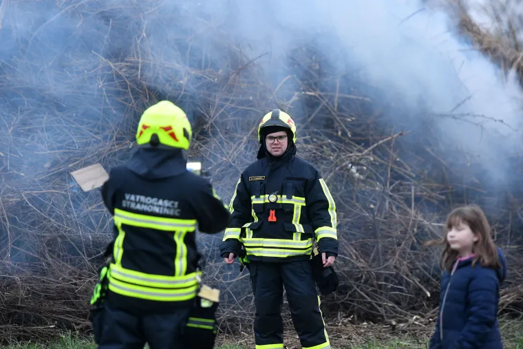 Pogledajte kako su večeras gorjeli krijesovi u međimurskom Strahonincu. Običaj je to poznat kao Vuzmenka