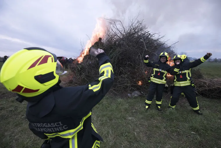 Pogledajte kako su večeras gorjeli krijesovi u međimurskom Strahonincu. Običaj je to poznat kao Vuzmenka