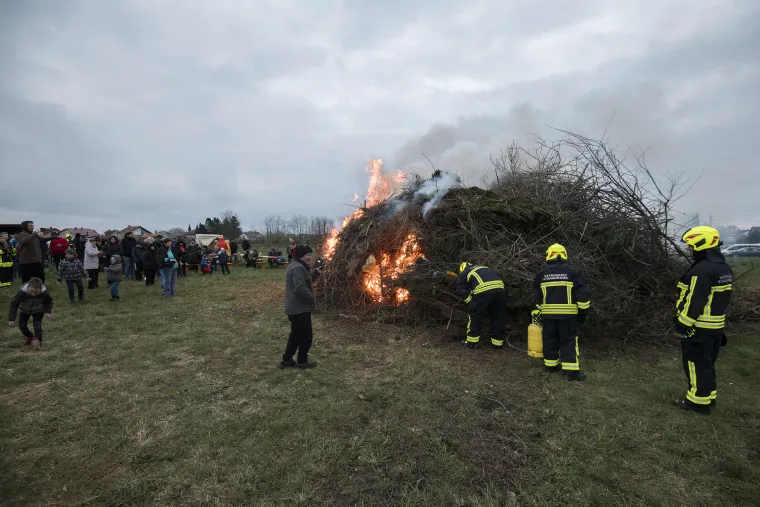 Pogledajte kako su večeras gorjeli krijesovi u međimurskom Strahonincu. Običaj je to poznat kao Vuzmenka