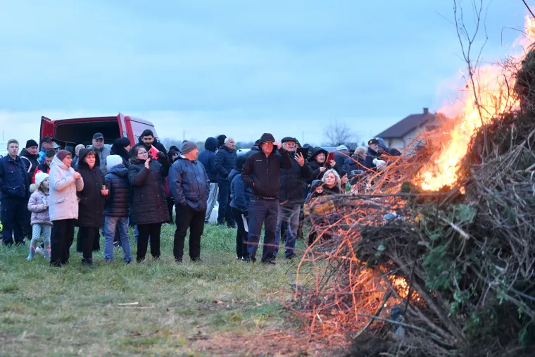 Pogledajte kako su večeras gorjeli krijesovi u međimurskom Strahonincu. Običaj je to poznat kao Vuzmenka